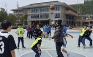 开云体育中国官方网站-当地青年篮球赛精彩继续，小球员积极表现