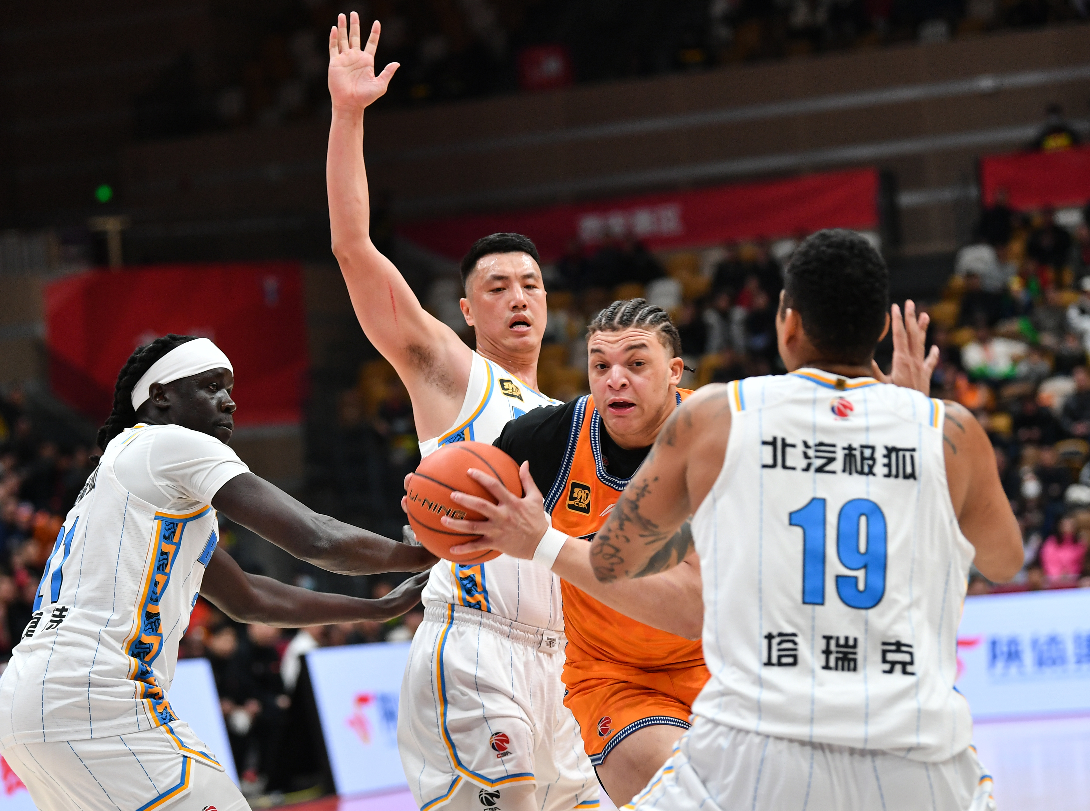 球队在比赛中连续多场大胜且不失败