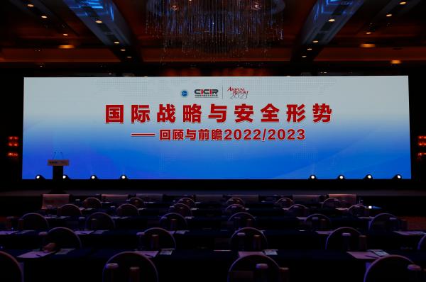 关于激烈博弈中，球员们斗志昂扬争夺胜利的信息